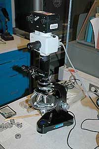 Photo of a 1971 Leitz DiaLux-Pol polarizing microscope with a Leitz-Wild 35-mm camera.